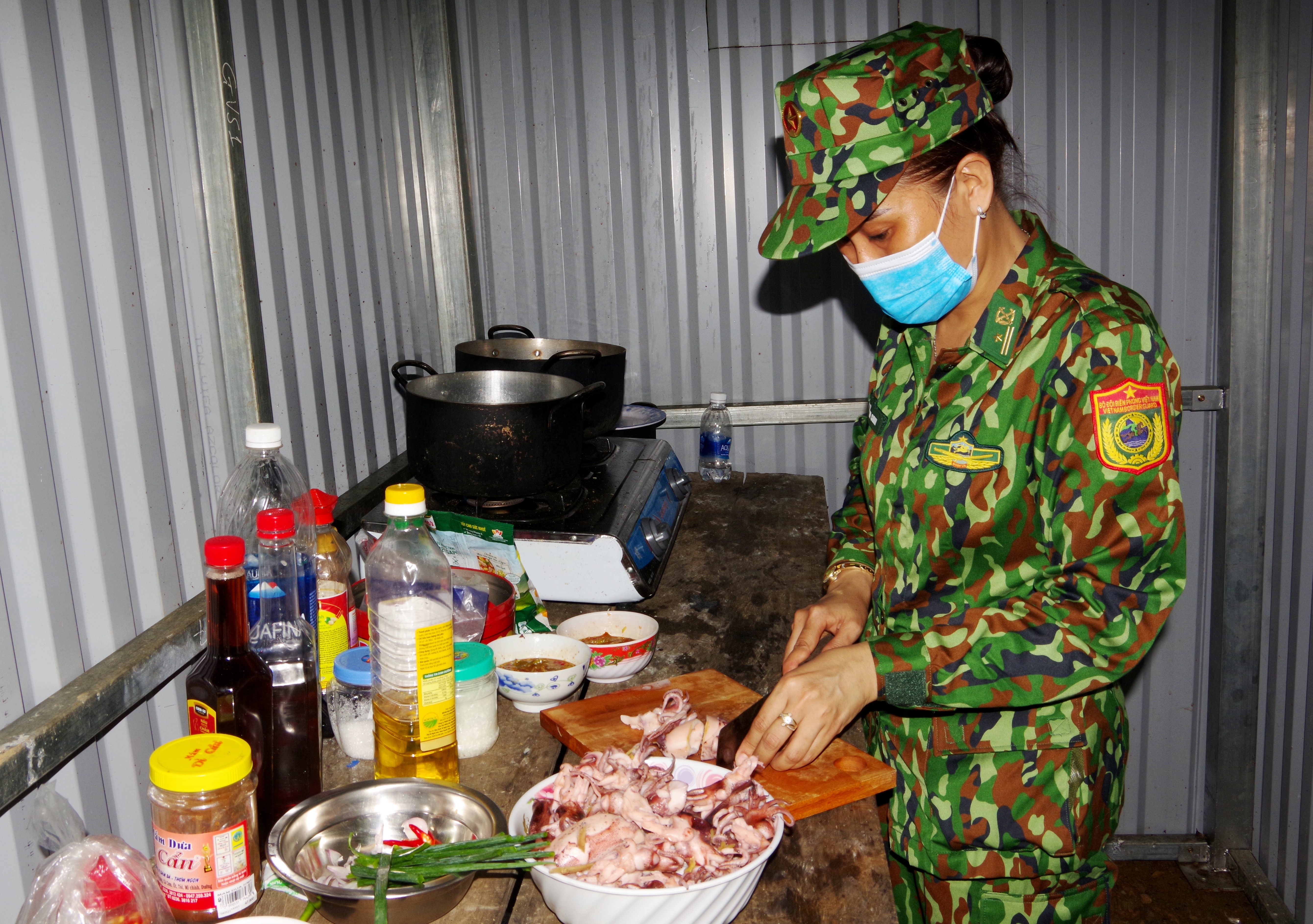 Thiếu tá Trần Thị Kim Sinh – Chủ tịch Hội Phụ nữ BĐBP tỉnh tham gia cùng nấu ăn với cán bộ, chiến sĩ tại điểm chốt 718.